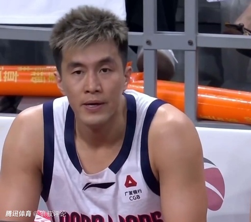 杜锋是懂你的！郭艾伦战广东遭疯狂包夹 末节推倒袁照耀引关注