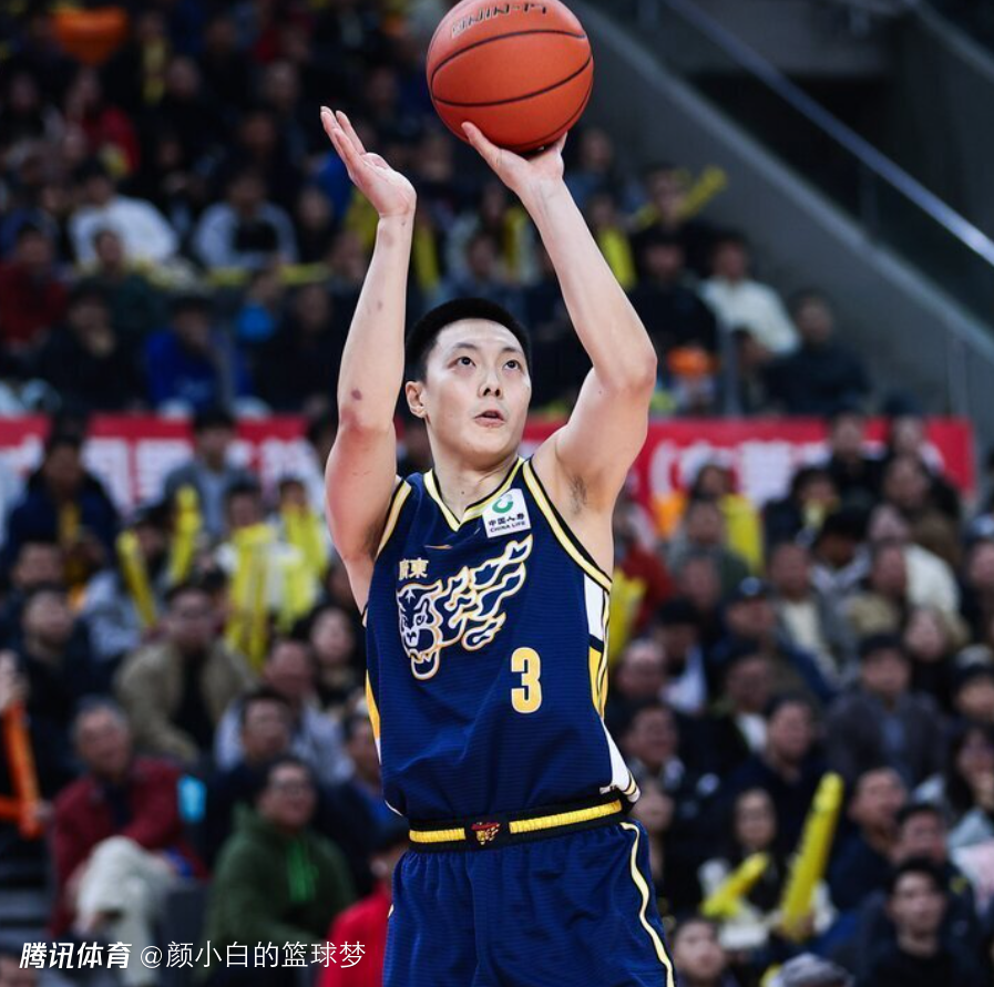 广东惨败40分登热搜！替补全体沮丧杜锋抿嘴无奈 白边场边微笑挠头