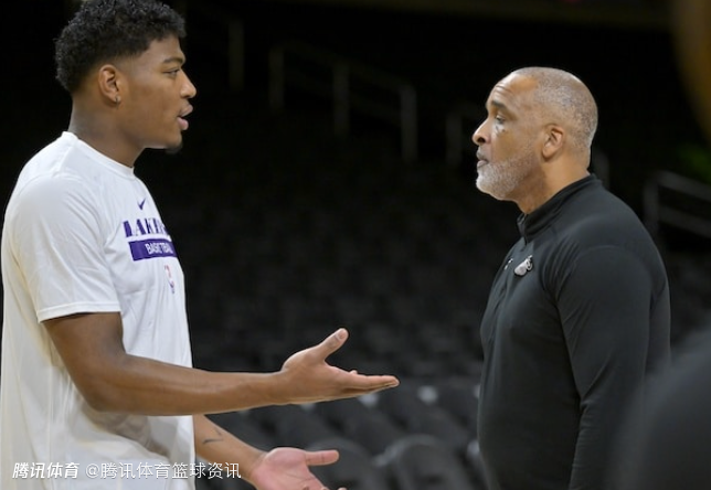 八村垒：三分进步归功于菲尔-汉迪 他一直推动我去投三分球