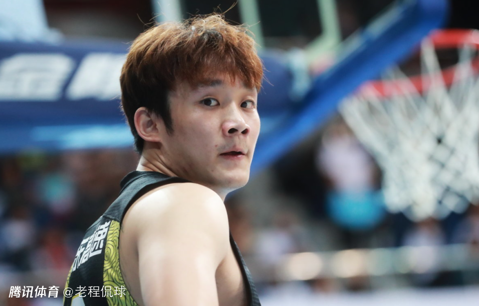 丁彦雨航：范斌是第一个让我恐惧训练的教练 和郭艾伦吃泡面被罚跑