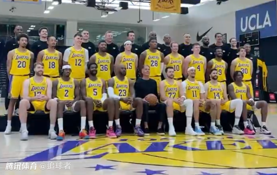 湖人全队合影出炉！佩总C位东詹坐其两侧 老詹大笑东里玩闹太嗨了