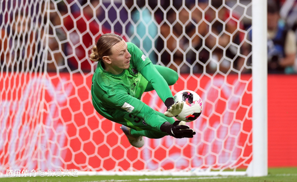 洲际杯连扑4点球！26岁巴黎替补门将1战封神 夺冠后被队友高举致敬