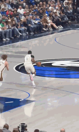 9分钟10分！库明加反击上篮扭伤脚踝 申请下场并返回更衣室