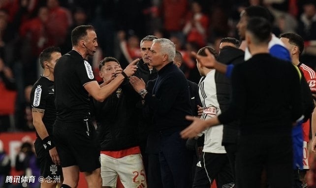 穆里尼奥踢飞水瓶被红牌罚下！回应：对手骂了我50遍叛徒 我背叛啥了
