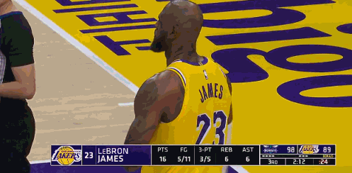 千万别有事！东契奇疑似受伤 捂着腰回到更衣室