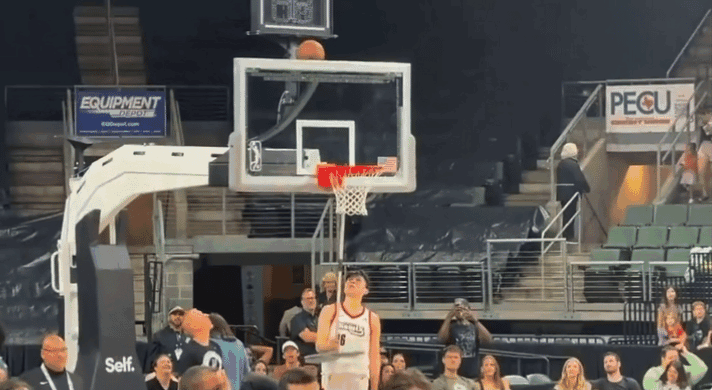 尽显社牛属性！杨瀚森将混音队收官战比赛用球要走 赛后还和裁判及工作人员握手