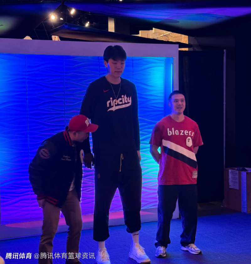 太火了！开拓者晚宴球迷找杨瀚森合影排到电梯口 其中文球衣受青睐