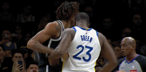 火药味十足！追梦与克拉克斯顿互相推搡 双方均吃到技犯