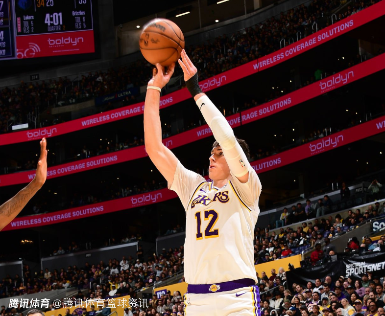 拉拉维亚：来到湖人攻防两端决策能力都有很大进步 我要做带动能量的那个人