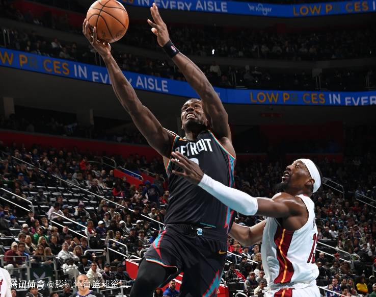 活塞官方：杜伦突破时不慎扭伤脚踝 对阵热火不会回归