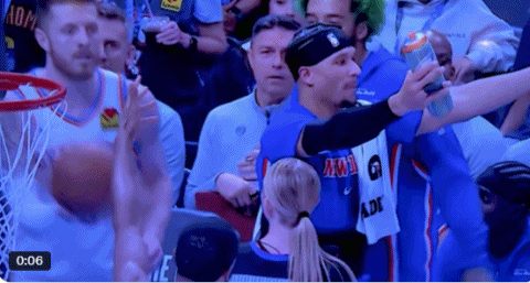 笑喷！卡鲁索试图抢哈特手中的水壶 后者躲开还呲了前队友一脸水