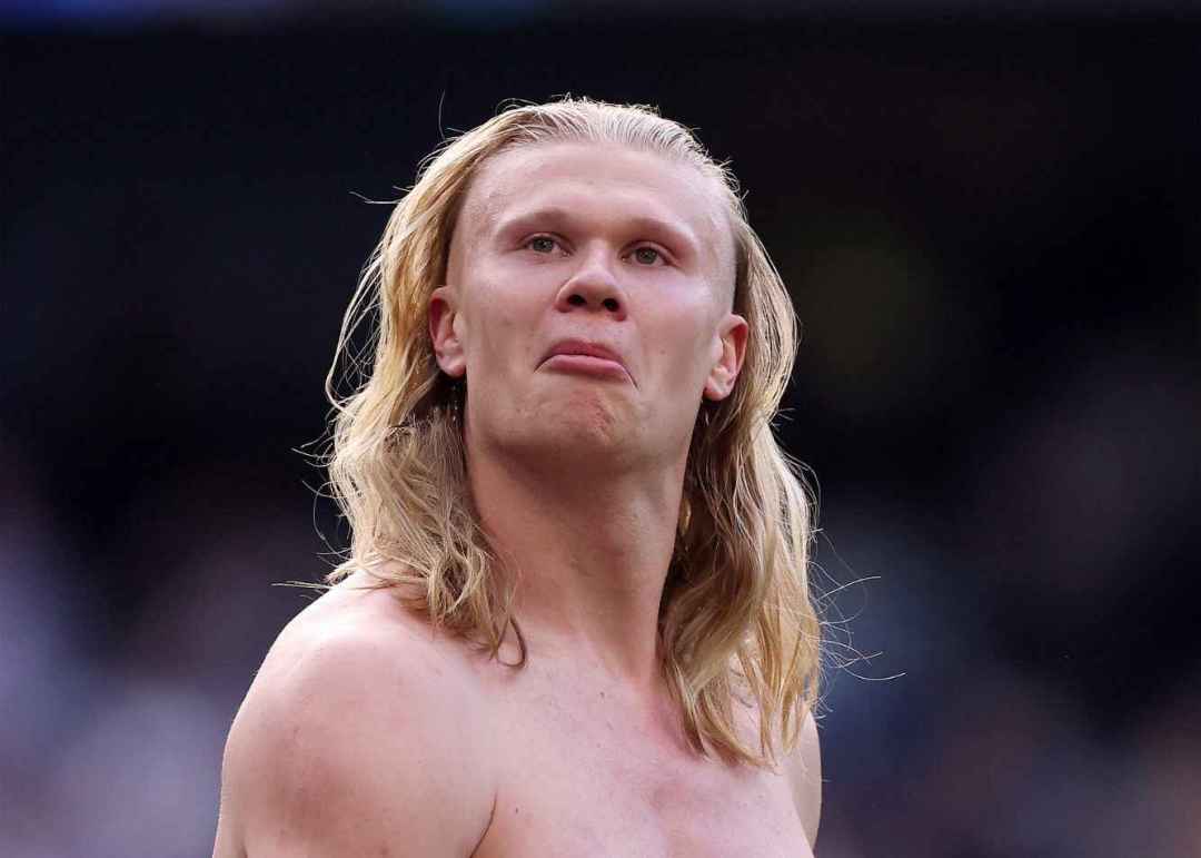 狂野！哈兰德赛后半裸上身+散发照片火爆网络