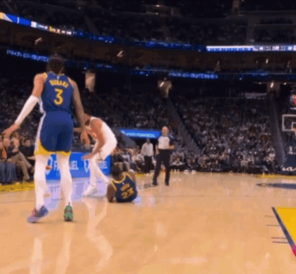 危险动作！追梦拉拽唐斯脚部 被吹罚一级恶犯