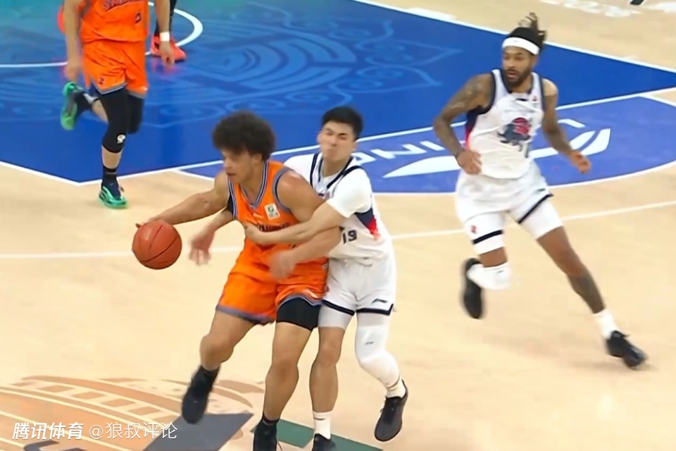 邱彪：于德豪5分钟领到5次犯规特别不理智 这是比赛中绝对不允许的