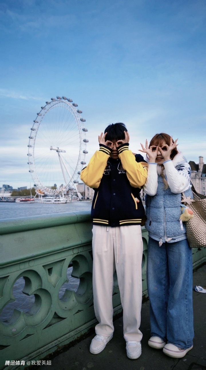 贤内助？女友陪U23国足队长留洋英超！打卡伦敦地标：我们天下第1好