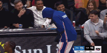 满足你们！纳斯最后时刻换上洛瑞 猛龙主场沸腾马克西带头鼓掌