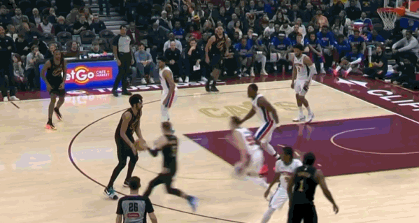 骑士遭打击！艾伦右膝受伤本场大概率无法回归：掩护时与邓罗相撞