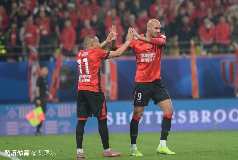 成都蓉城闪击！韦林顿4场4球，领跑中超射手榜，刘世博低级失误
