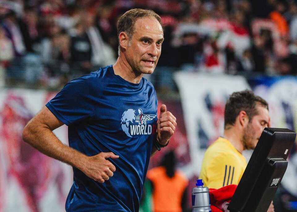 莱比锡总监为募捐在跑步机狂跑整场，但球员迪奥曼德冷眼旁观