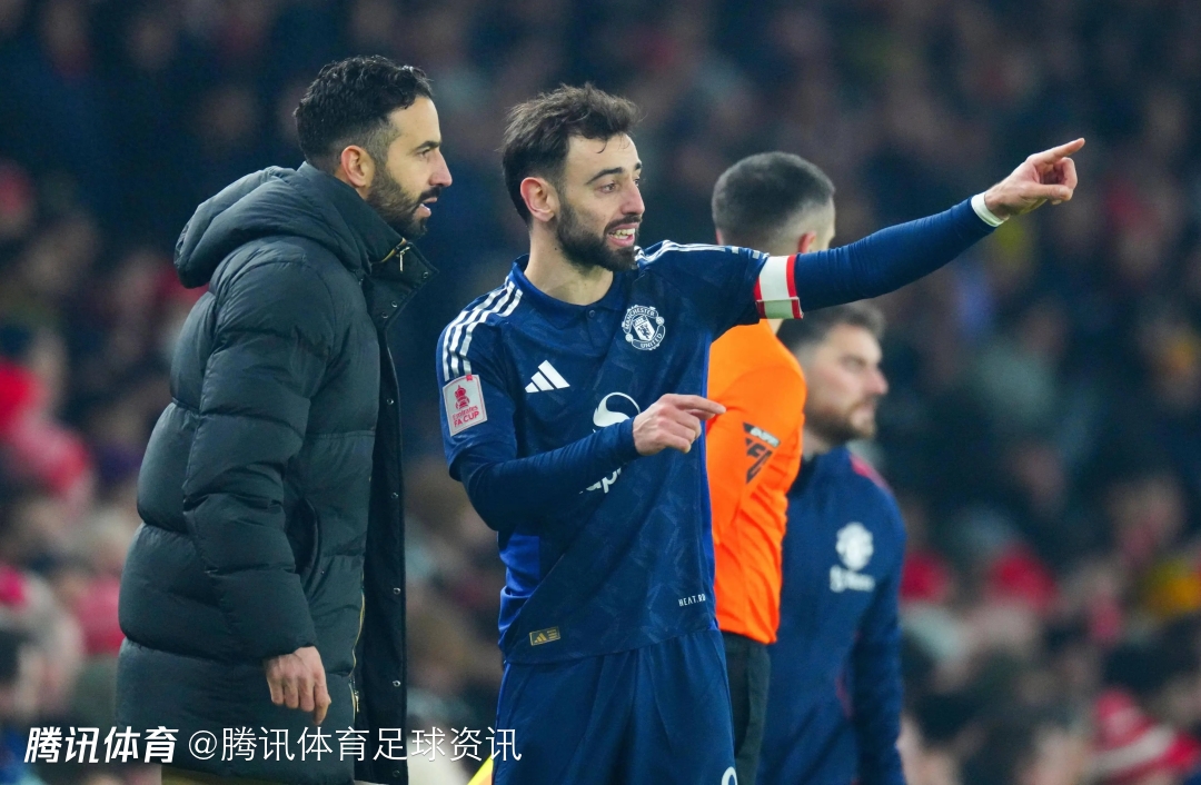 记者：尽管收到多份俱乐部报价 但阿莫林目前并不急于执教&计划先陪家人