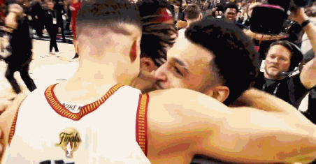 掘金主场致敬小波特！大屏幕回放23年夺冠时刻 球迷集体欢呼鼓掌