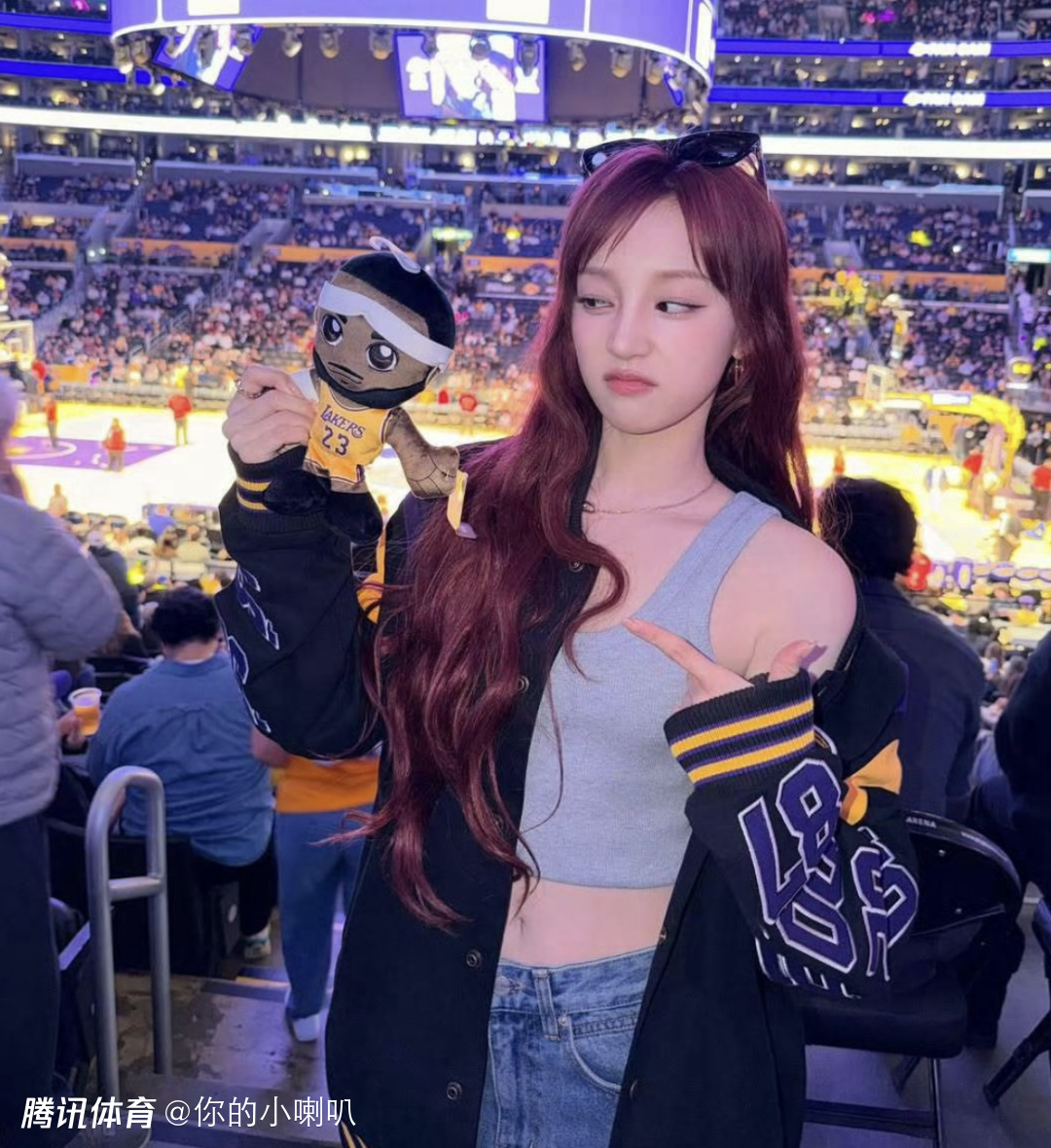 老詹蜜了！宋雨琦晒照现身湖人主场观战偶像詹姆斯 获得詹姆斯对视+比心