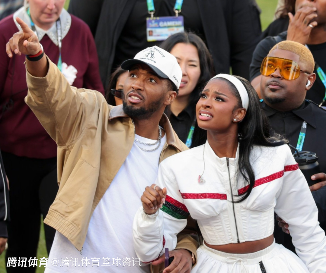 米切尔带走超级碗中场秀道具树 还盘算挂网上卖5-6万美元