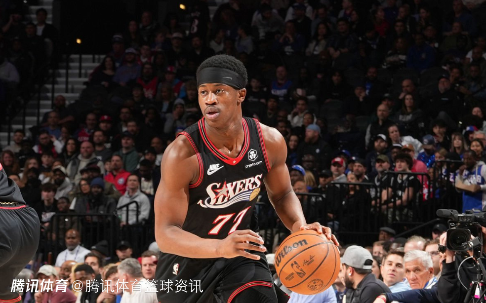 埃奇库姆超远三分被犯规重摔倒地！因背部受伤本场比赛不会回归