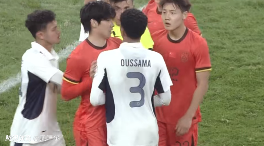 U23国足激烈冲突！主裁压哨连出2红，4人互相推搡，玄智健染红