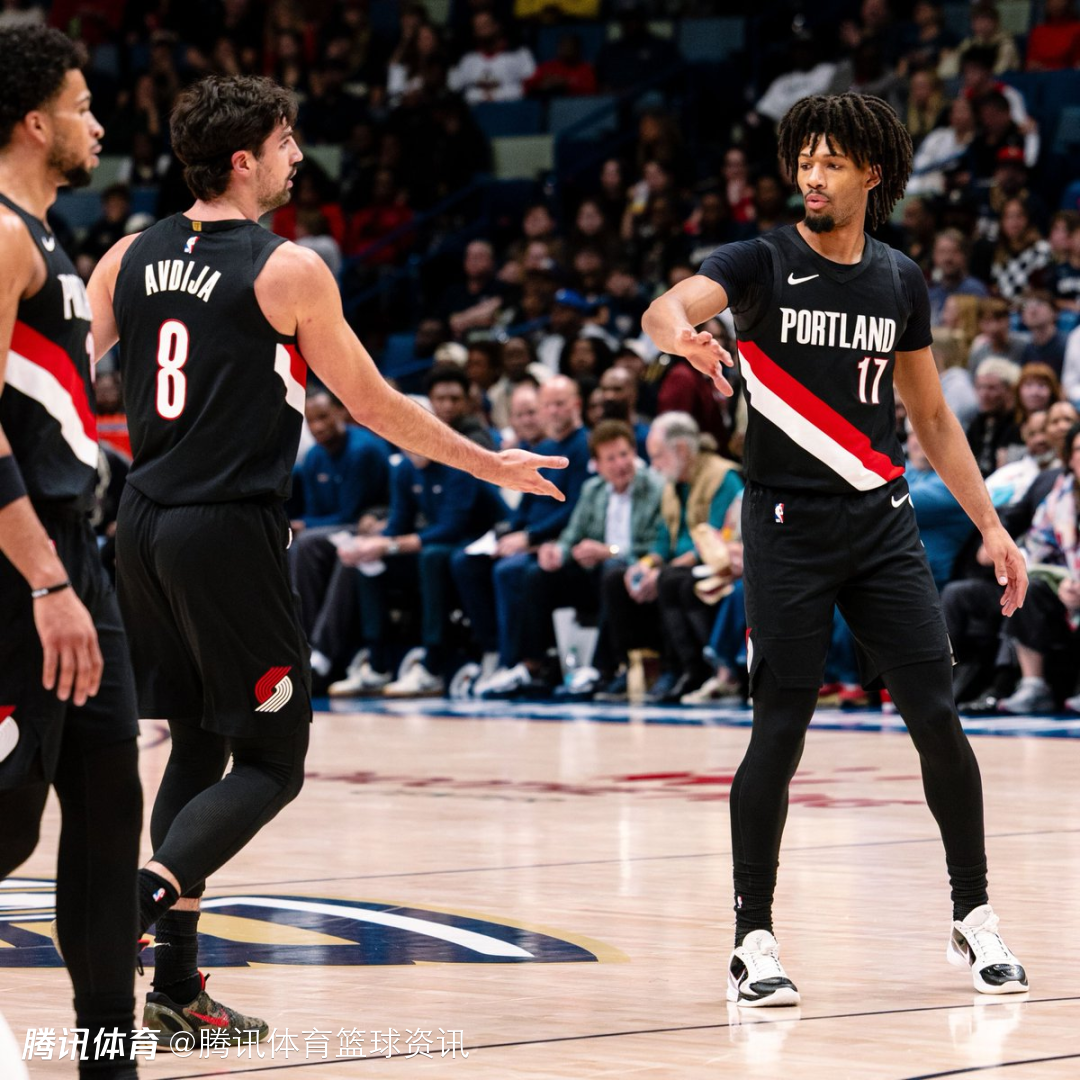 赛前会议+庆生！开拓者备战马刺氛围拉满 杨瀚森领唱中文生日歌送阿夫迪亚