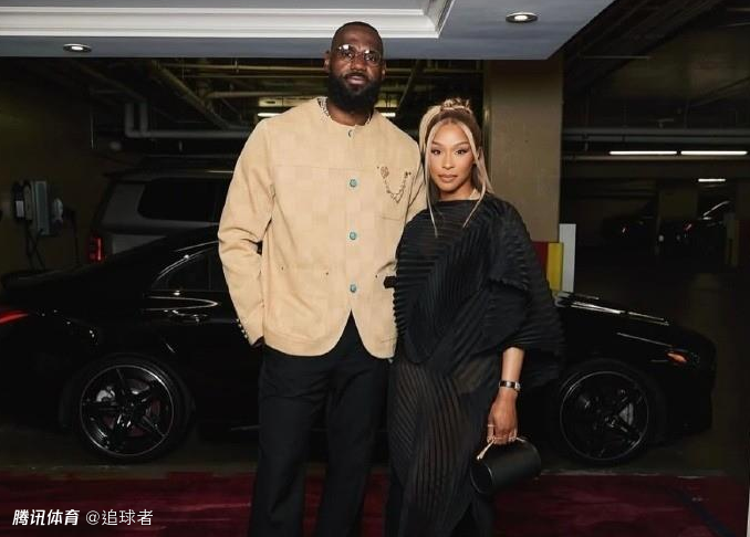 詹姆斯亲吻爱妻秀恩爱！名宿祝其22次入选全明星：继续无视时光老人