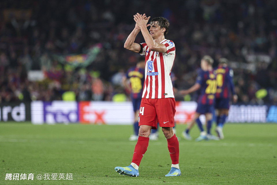 争议？马竞欧冠逃点！中卫用手接门将开球引巴萨抗议，专家：严重失误