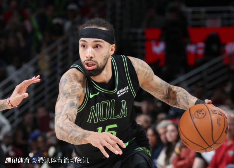 望无大碍！阿尔瓦拉多遭遇崴脚 已经返回更衣室接受治疗