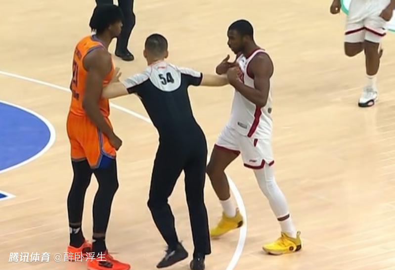 火药味！怀特塞德顶翻迪亚洛 后者冲过来对喷冲突各吃一T