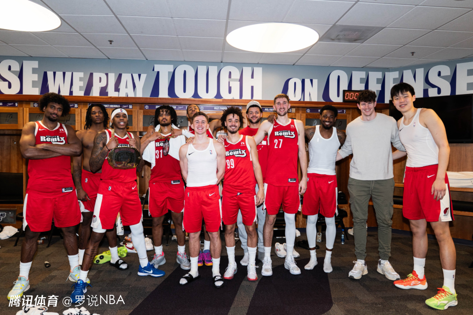 杨瀚森参加混音赛后大合影！站在最边上出镜 搂住队友一脸微笑