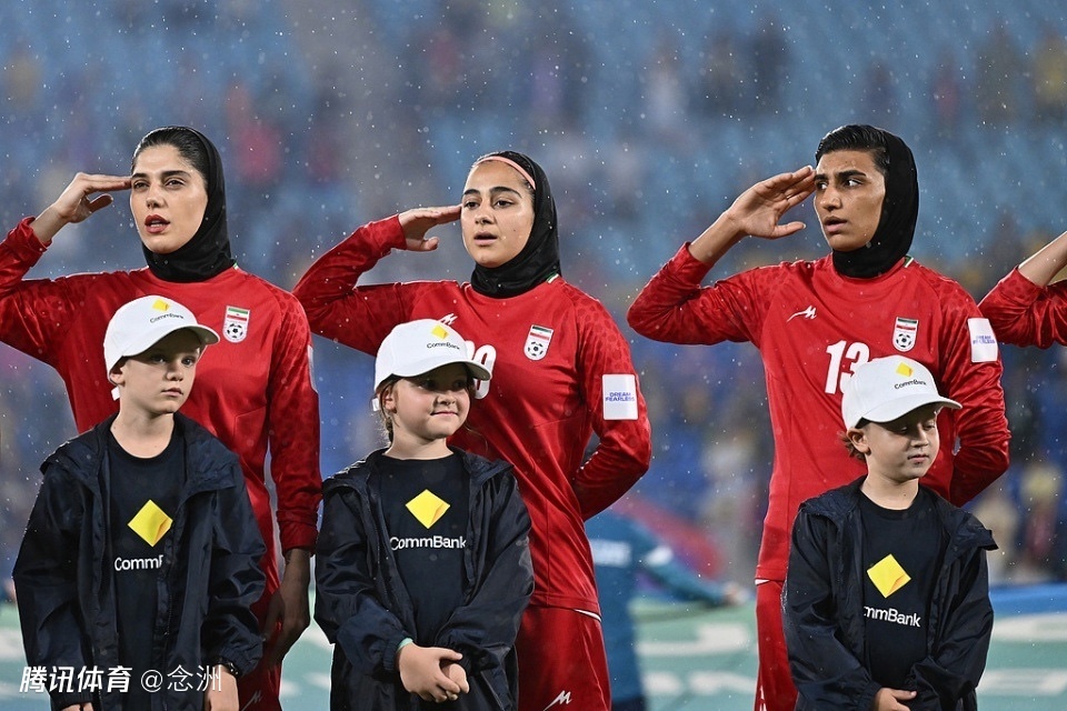 伊朗女足在大巴车上求救！球迷阻止她们离开未果 高喊：救救这些女孩吧