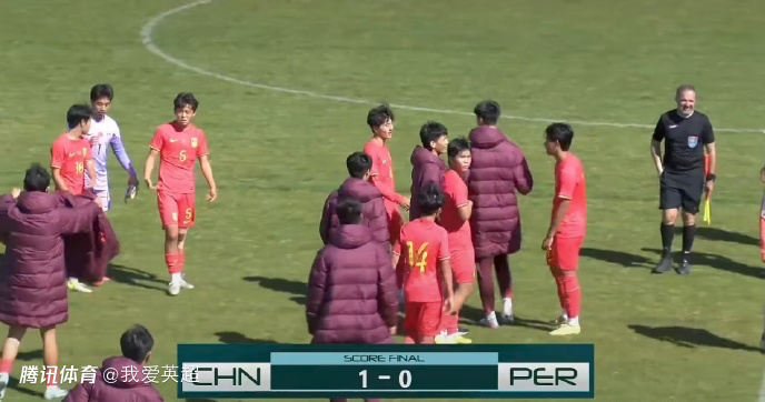 争议？对手2次肘击U16国足球员+踩踏门将均逃红！离谱阻拦队医救治