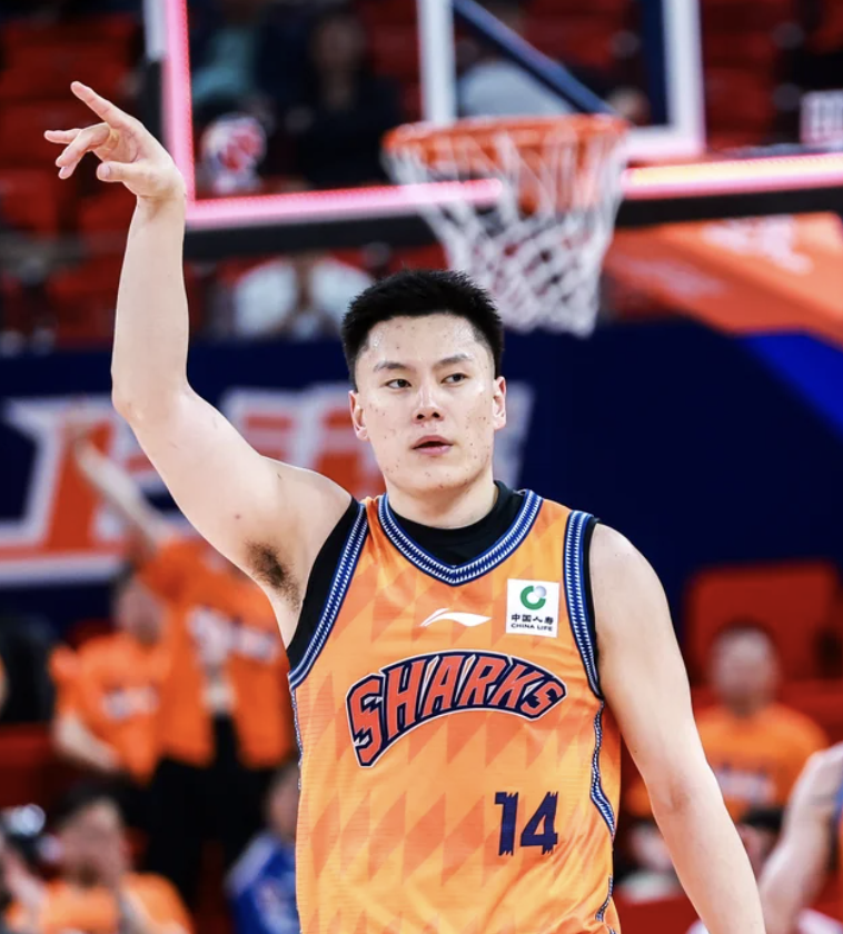 李弘权三分7中6上海15连胜+送天津十连败 古德温18+9怀特塞德17+13