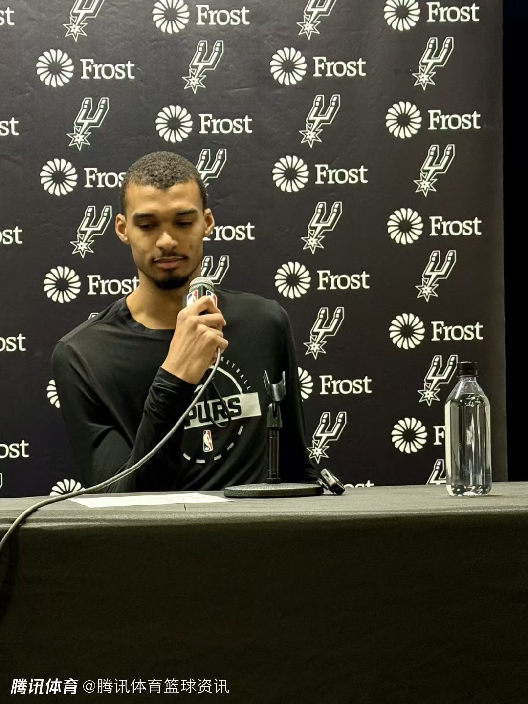 想拿MVP还要加把劲！文班回应如何无视夺冠热议：把记者的话筒收走