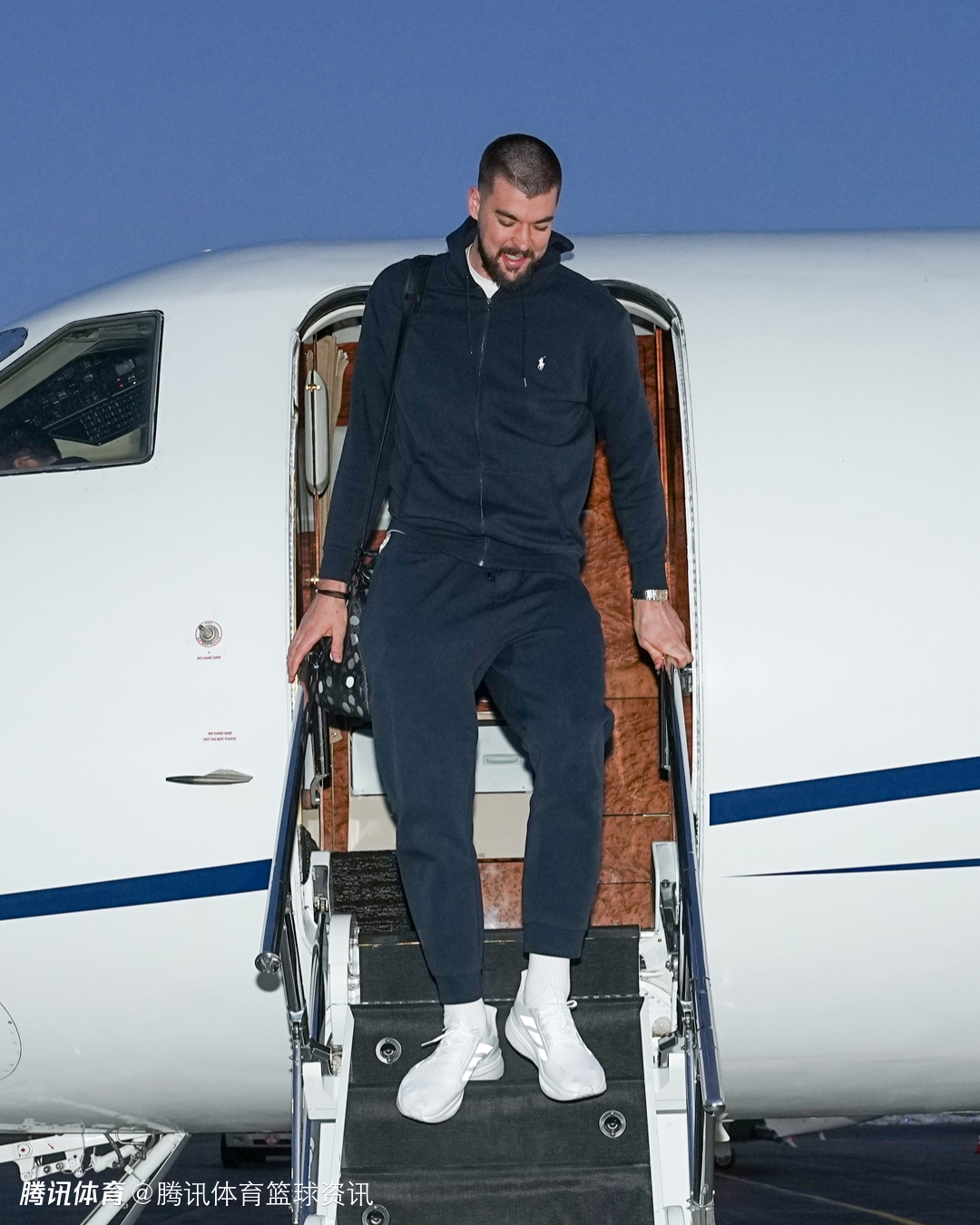 祖巴茨和科比-布朗飞抵印城！向步行者球迷打招呼：让我们开工