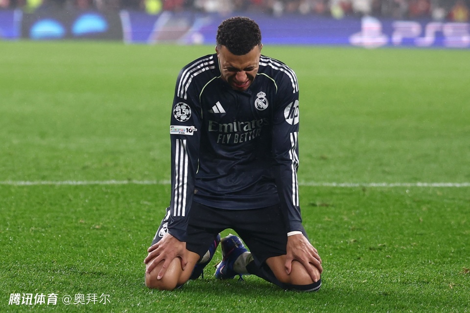 姆巴佩罕见一幕！错失推空门良机，晃过门将爆射中柱，队友连摇头