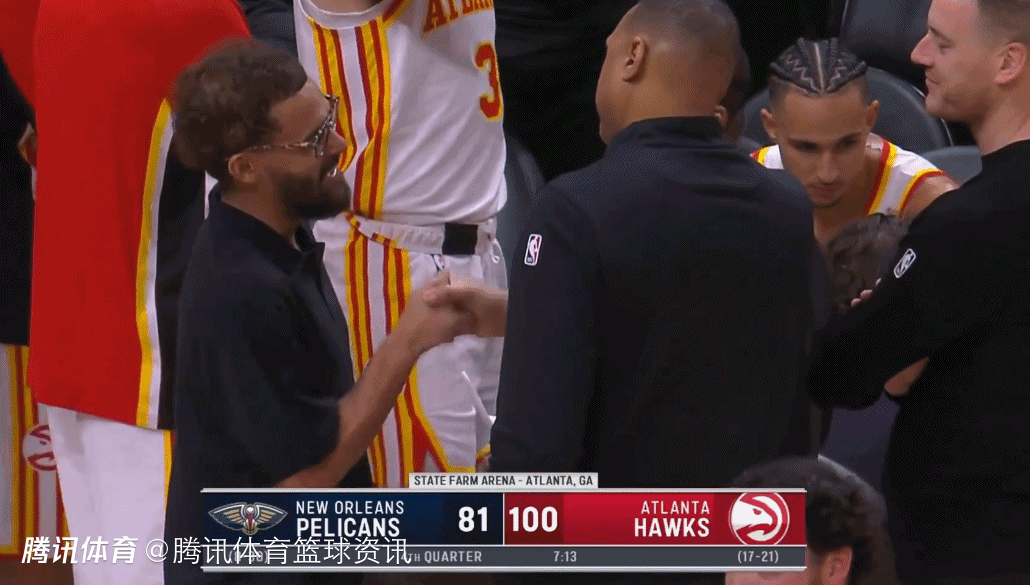 已得知被交易！特雷-杨与老鹰教练组握手告别 随后返回更衣室