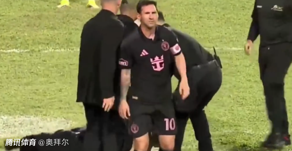 梅西太无奈！被球迷抱摔，5人冲场比赛中断3分钟，友谊赛变闹剧