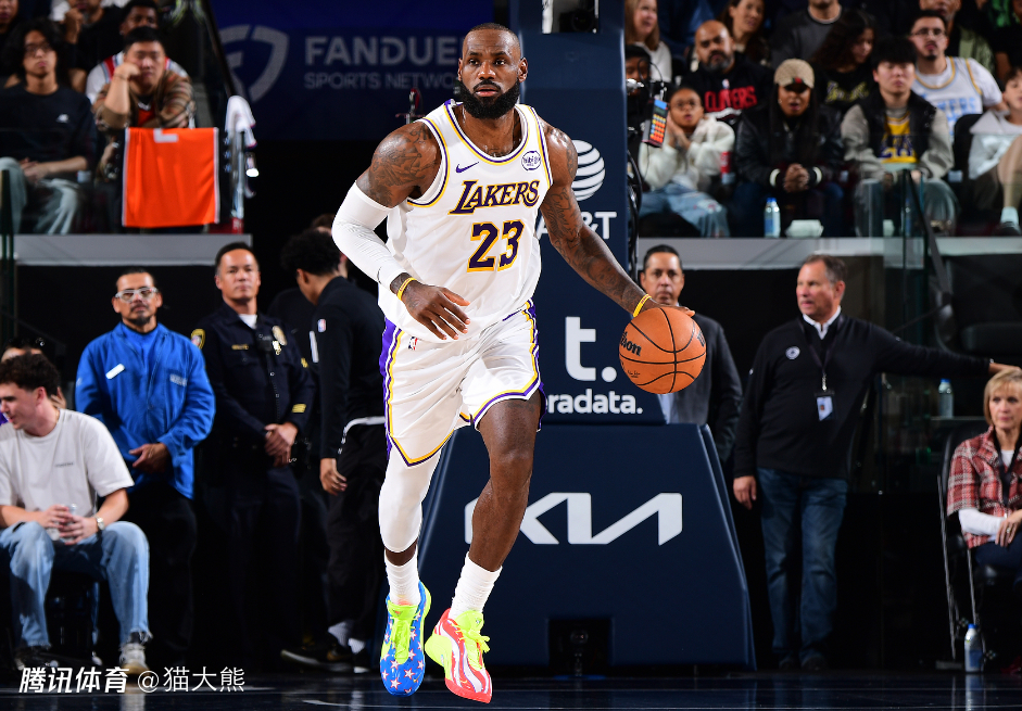 数据帝：36+4+3+2！詹皇变历史第一人 火箭1米88新星复制哈登壮举