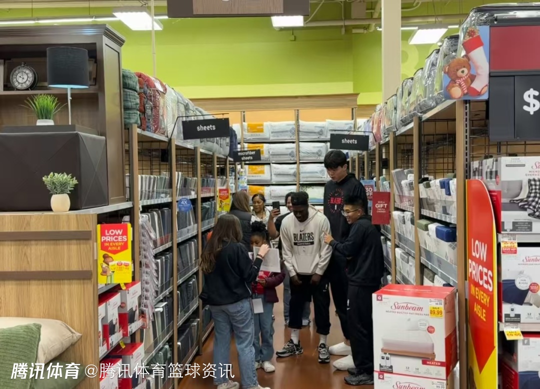 暖心！杨瀚森从发展联盟被召回 随队带低收入家庭孩子开启节日购物之旅