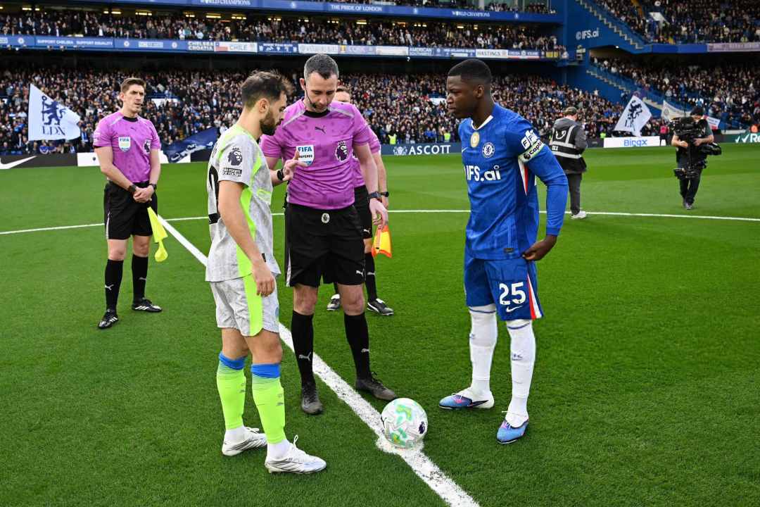 本赛季英超切尔西已因抗议裁判判罚吃到16张黄牌，场均0.5张