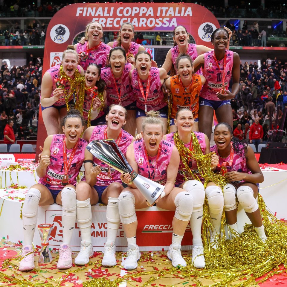 朱婷13分夺赛季首冠！意大利杯决赛：科内利亚诺3-0斯坎迪奇