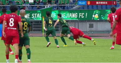 薅上瘾了！米特里策两度拽李镇全头发 第二次VAR介入直红被罚下