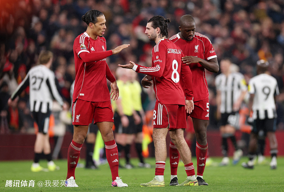 动容！利物浦1米94黑塔进球告慰亡父，跪滑+热泪盈眶，全队送拥抱