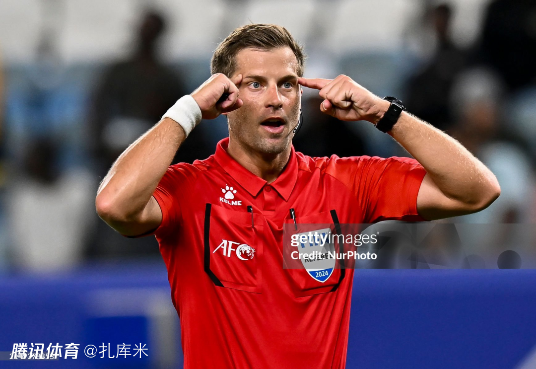 中越战执法主裁曾主哨越南队小组赛赛事，执法严厉善于出牌警告球员